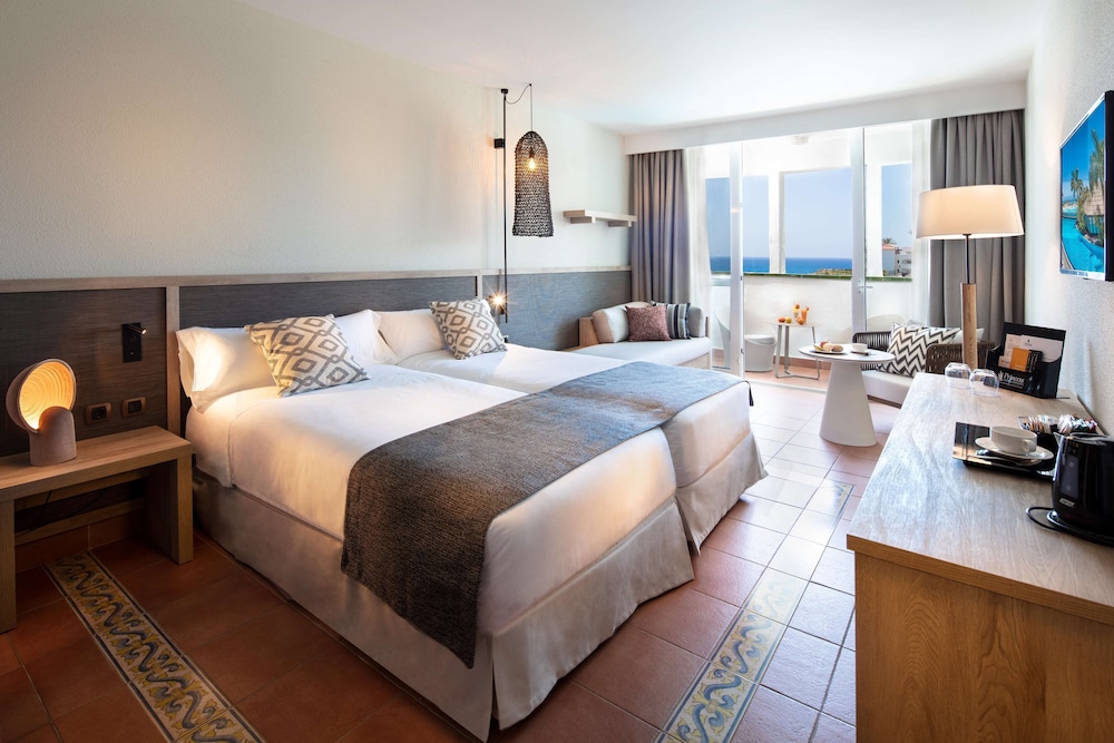 Habitación Estándar con Vista al Mar 2 Adultos + 1 Niño