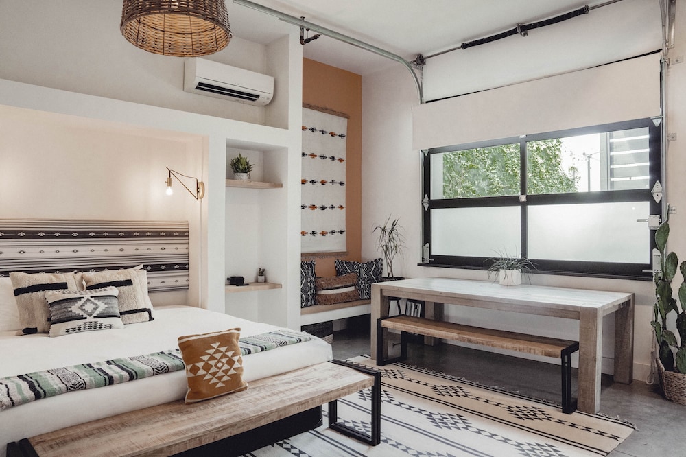 Premium Room, 1 King Bed, Courtyard View photo 2