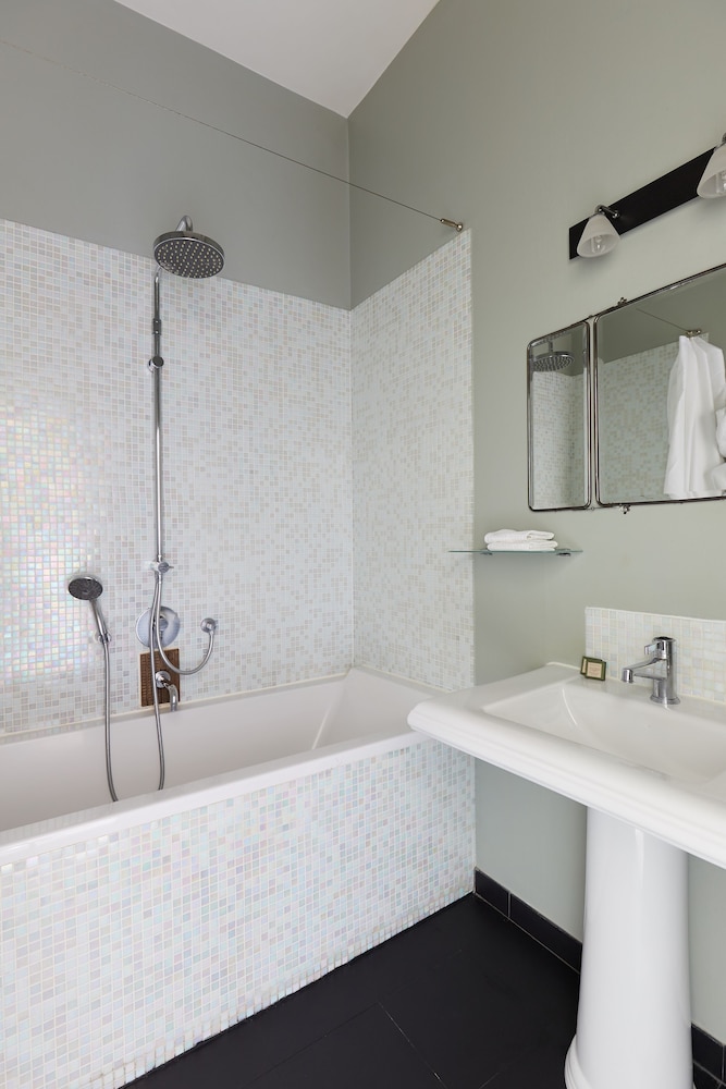 Superior Double or Twin Room, Balcony, City View (Saint Estèphe ou Pessac Léognan) photo 3