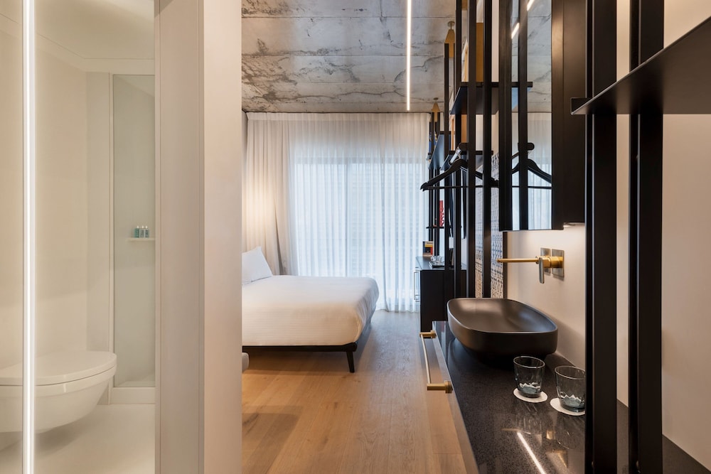 Deluxe Room, 1 Queen Bed, City View - Photo 7