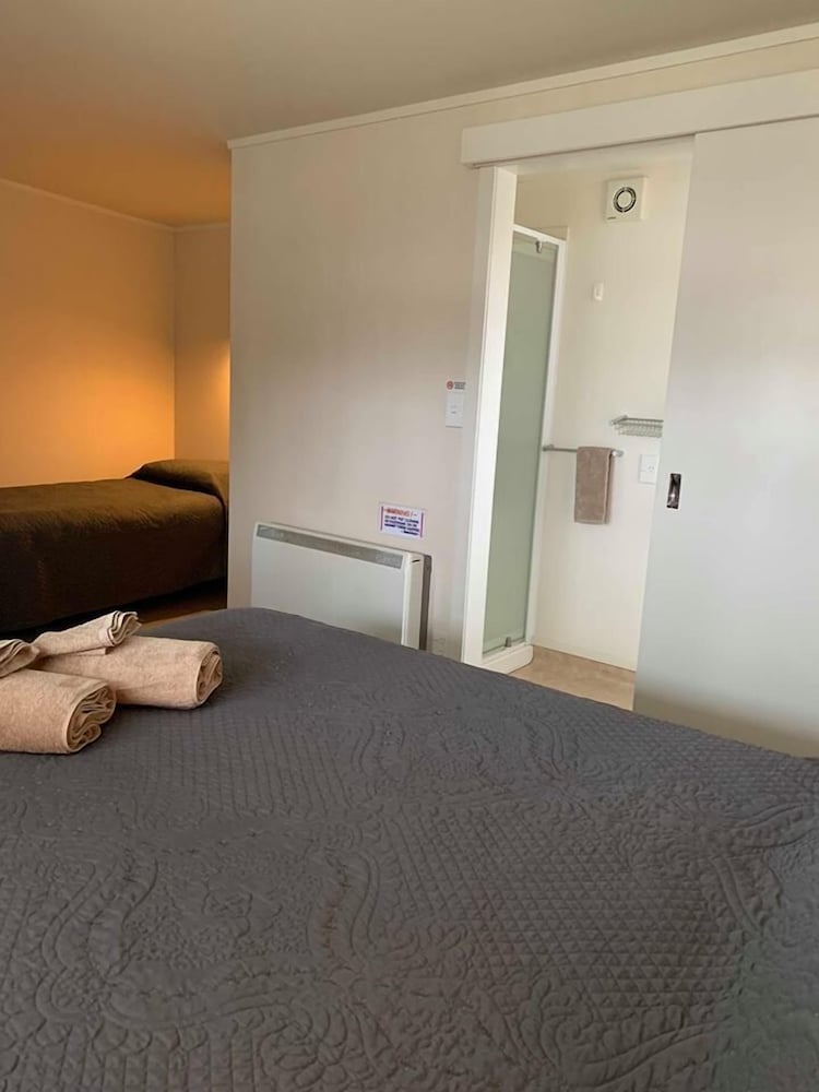 Triple Room, Queen Bed photo 2