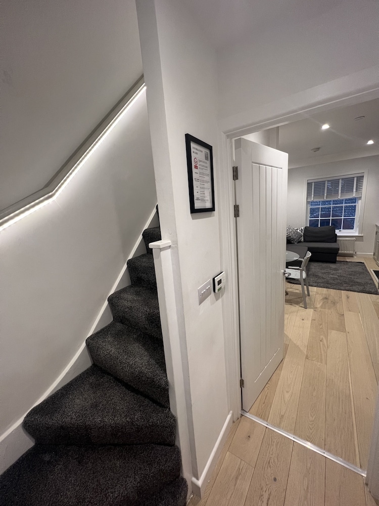 Little Townhouse sleeps 2 *Parking Available* photo 3