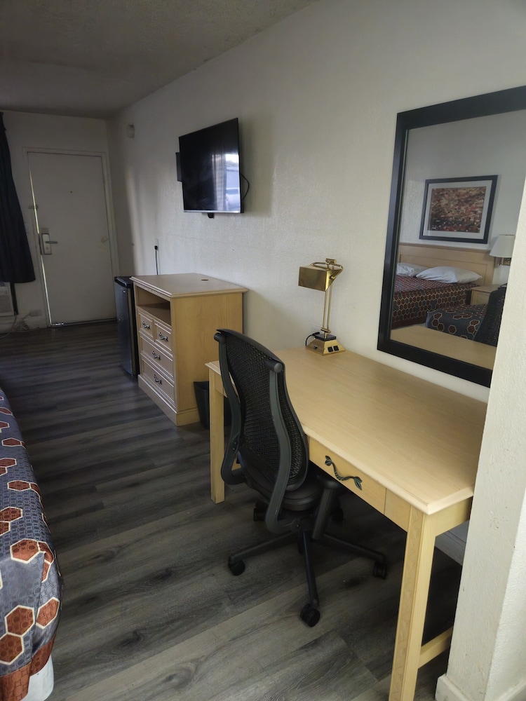 Standard Room, 2 Queen Beds, Non Smoking photo 3