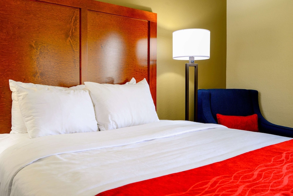 Room, Two Queen Bed, Non Smoking, Upgrade - Photo 1