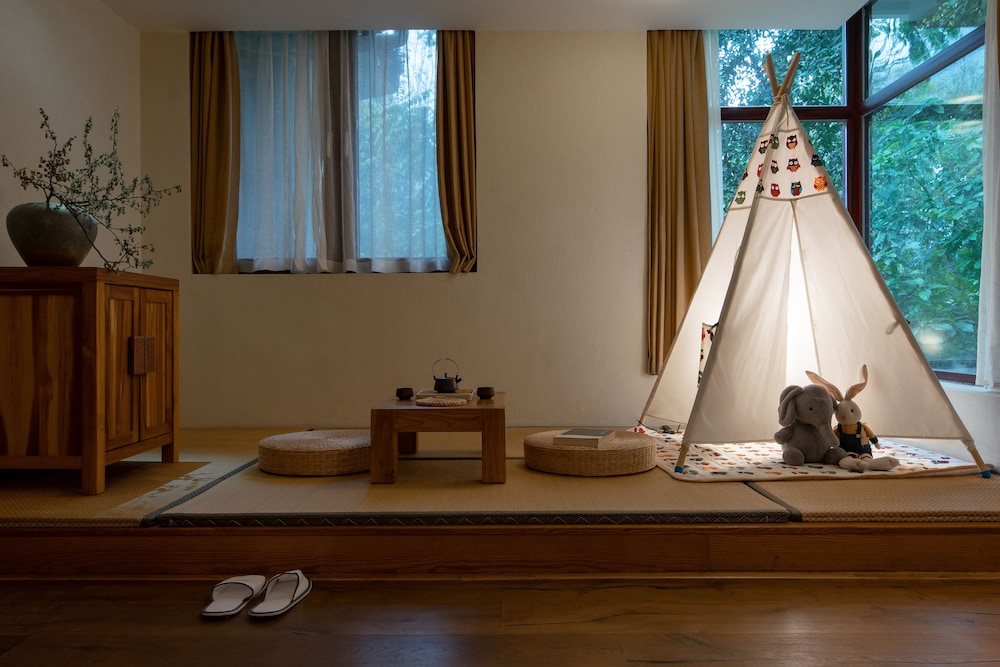Japanese style Family room photo 3