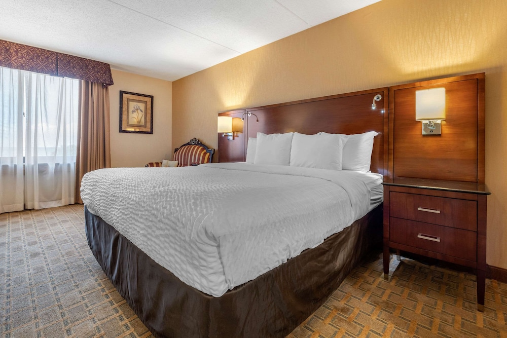 Suite, 1 King Bed, Accessible, Non Smoking - Photo 4