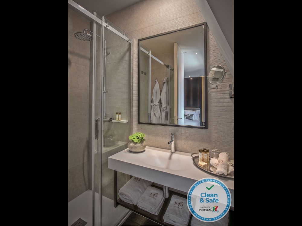 Premium Double Room, City View thumbnail 5