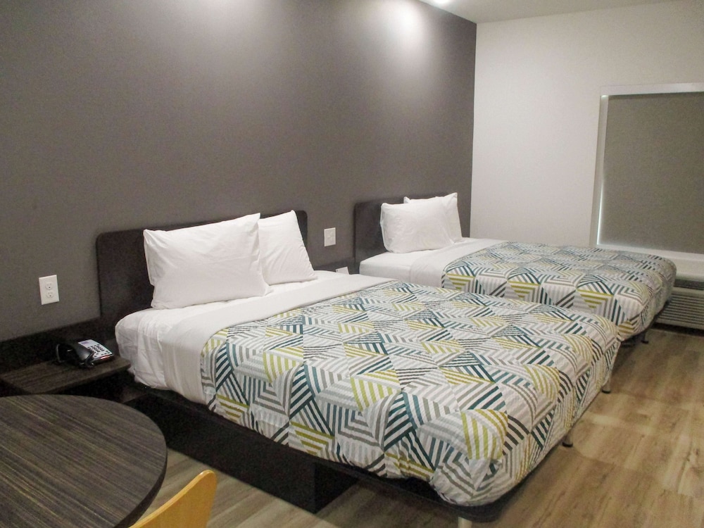 Standard Room, 2 Queen Beds, Non Smoking - Photo 1