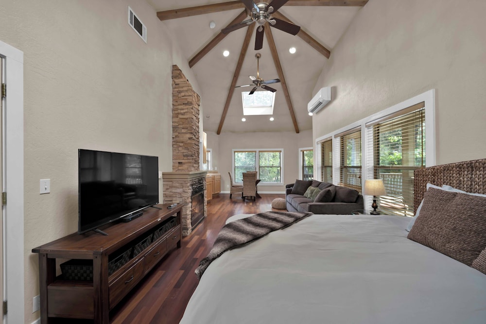 The Luxury Tree House, 1 King Bed, Jetted Tub (Pet Friendly) photo 1