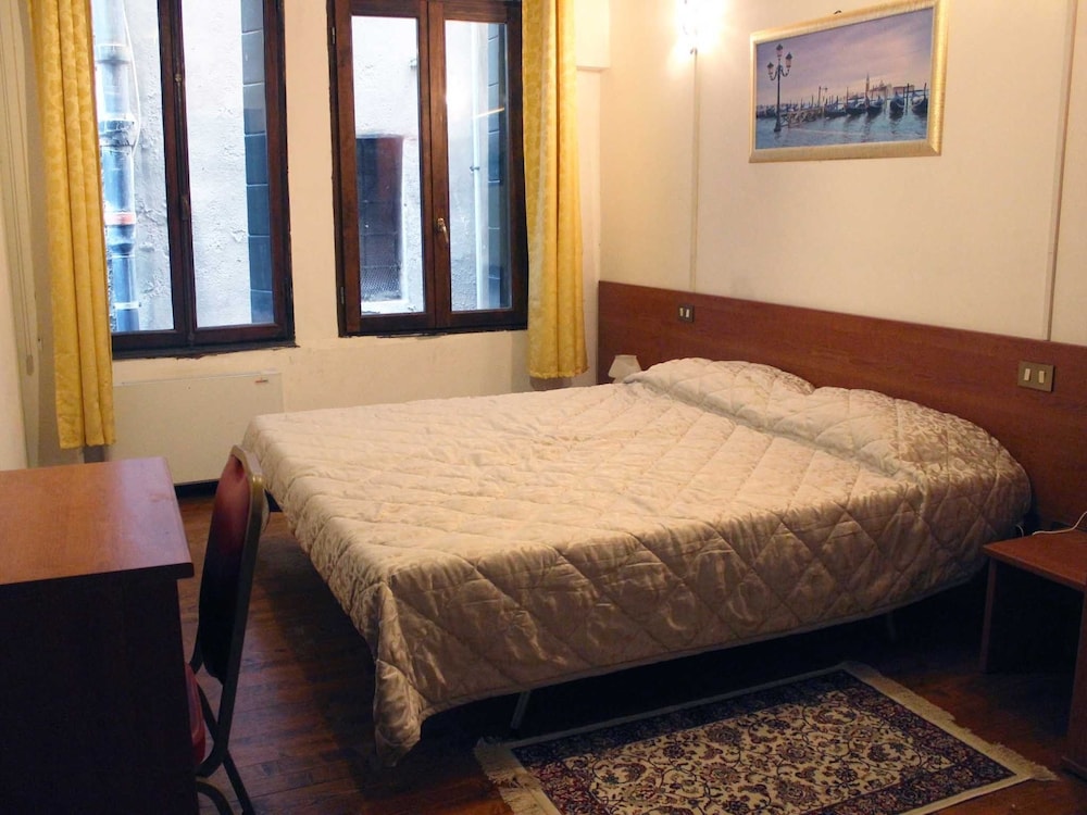 Double or Twin Room photo 3