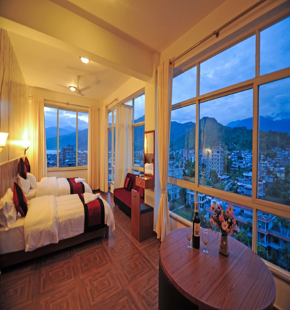 Penthouse Jacuzzi Suite - Mountain & Lake View