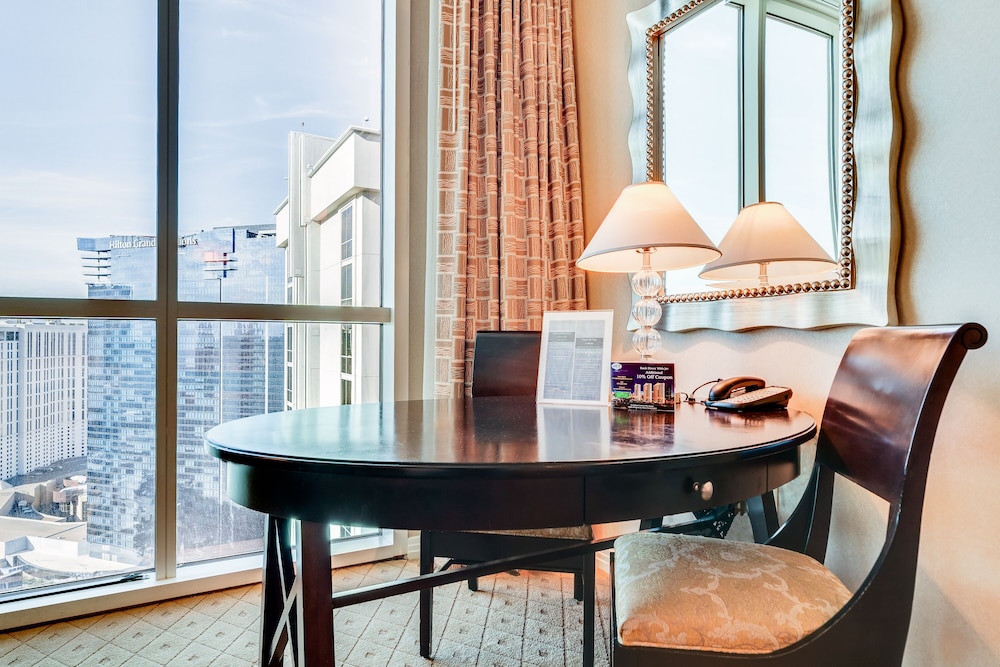 Elite Signature 2-BR Penthouse Suite with Balcony & Jetted Tub - Photo 3