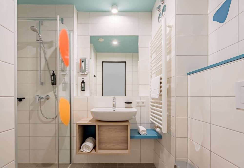 Deluxe Room, Multiple Beds - Photo 10