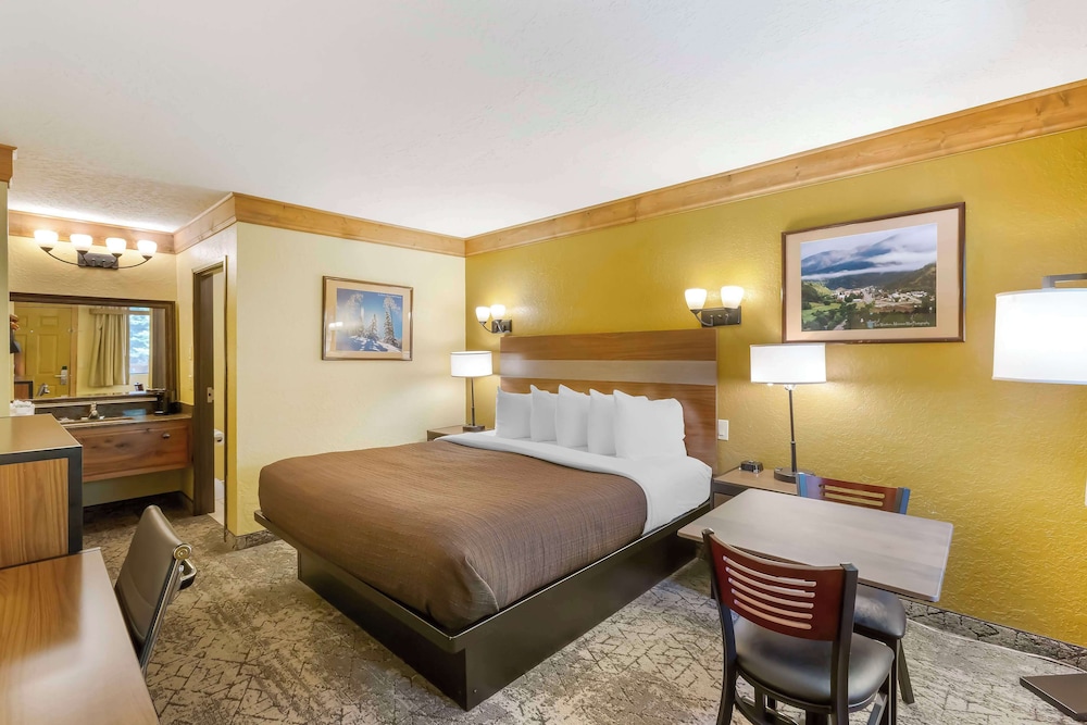 Standard Room, 1 King Bed, Non Smoking, Microwave photo 2