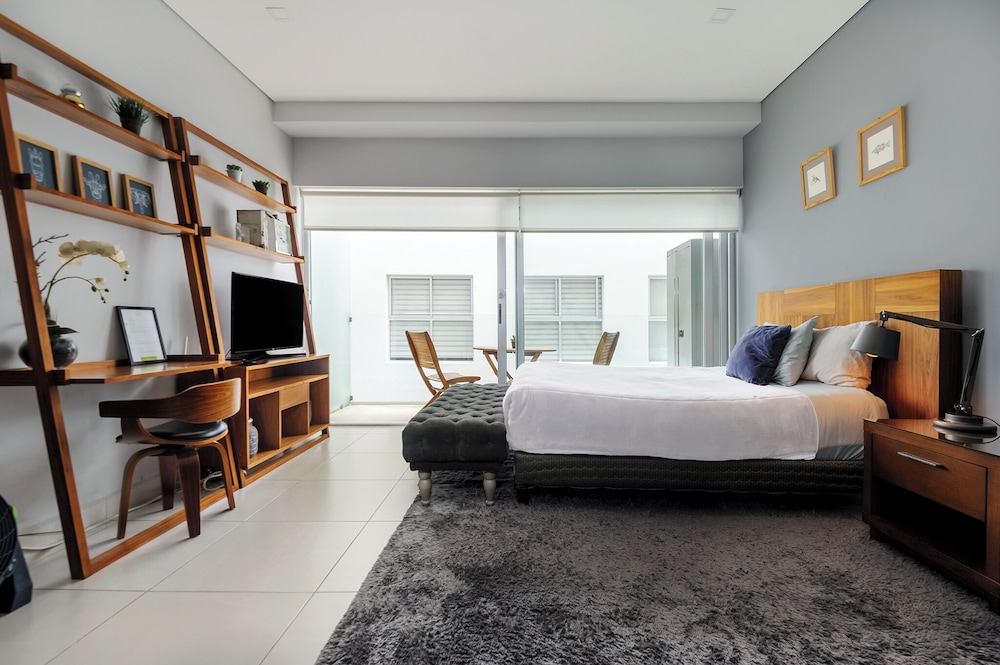 Luxury Apartment, 1 Queen Bed with Sofa bed, Balcony, City View photo 1