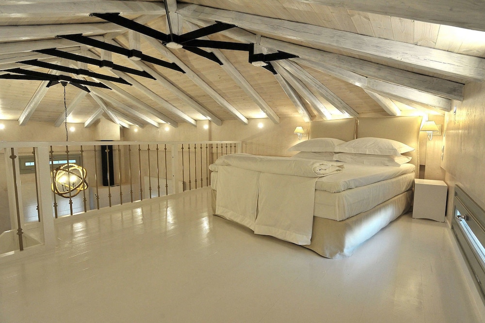 Villa (White) photo 1