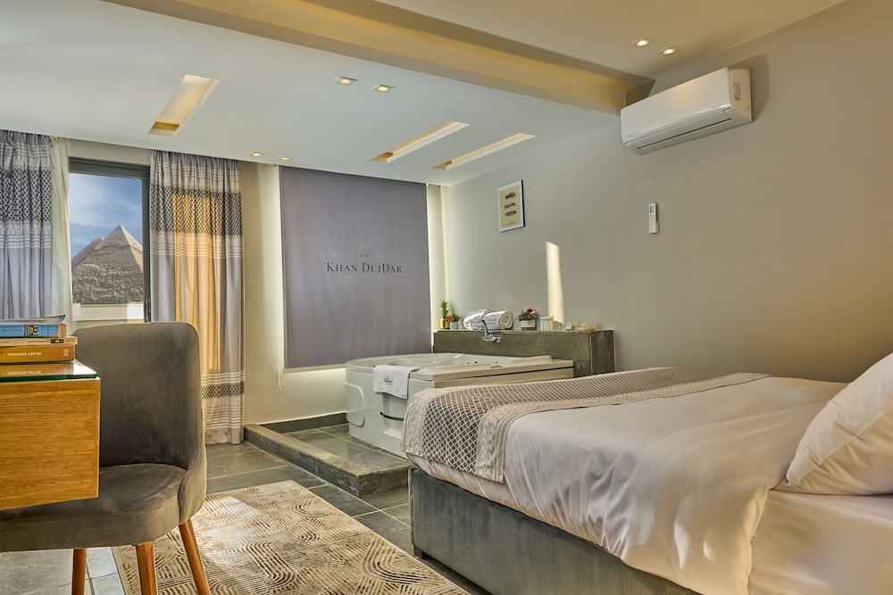 King Suite Jacuzzi Pyramids View Balcony - Photo 2
