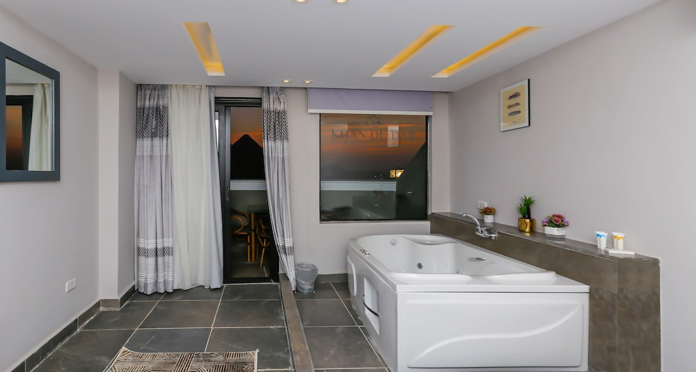 King Suite Jacuzzi Pyramids View Balcony - Photo 9