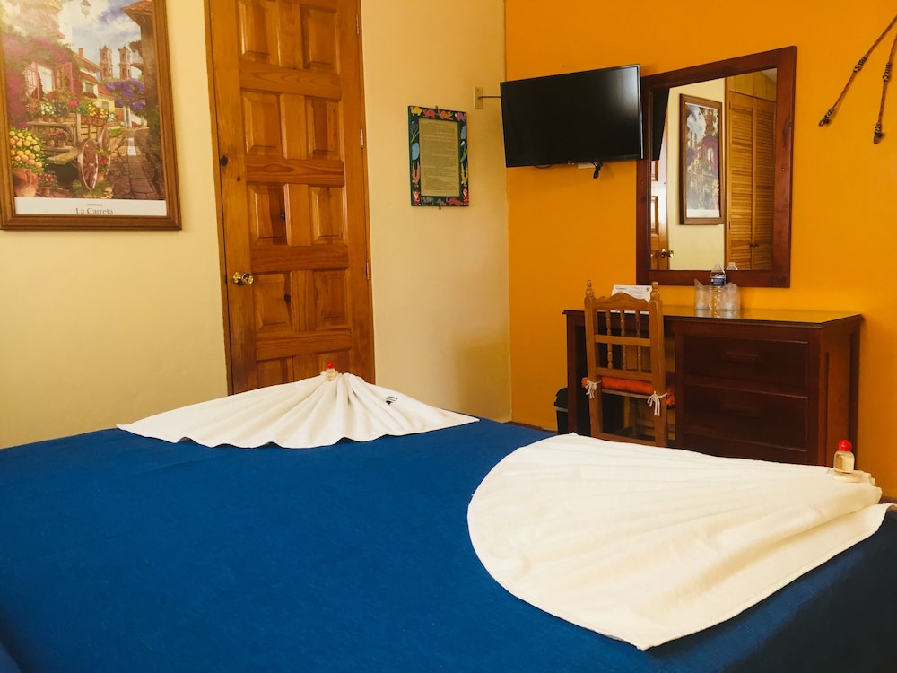 Standard Room, 1 King Bed photo 3