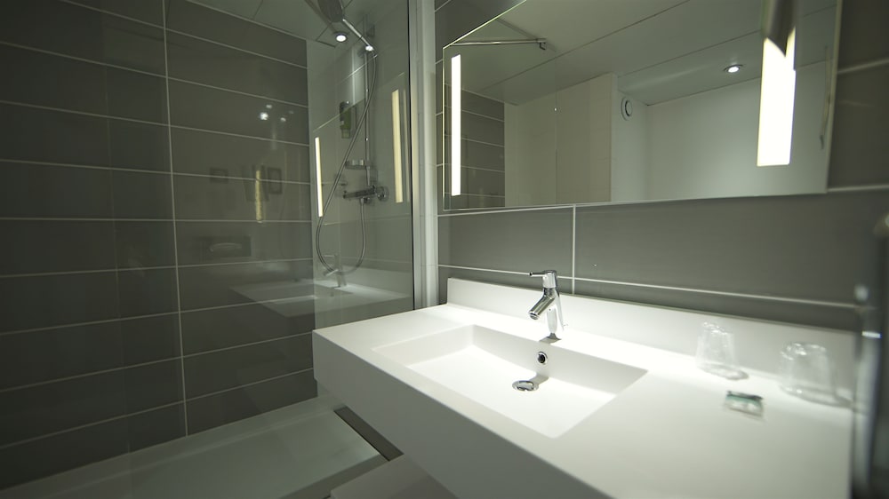 Suite with 1 double bed and twin beds - Photo 10