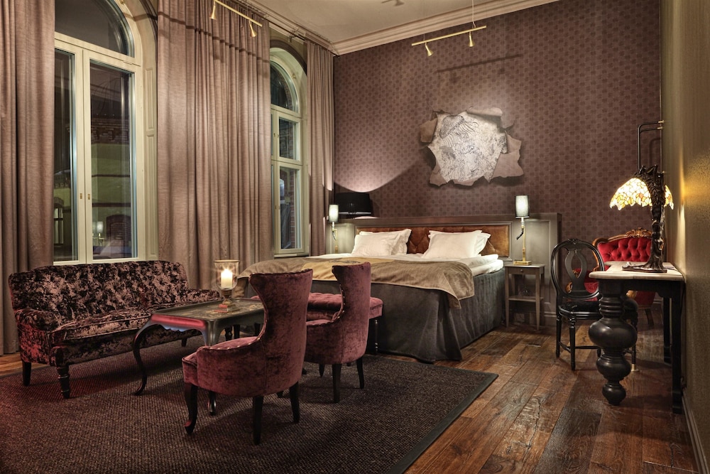 Executive Suite, 1 King Bed, Non Smoking, Bathtub - Photo 7