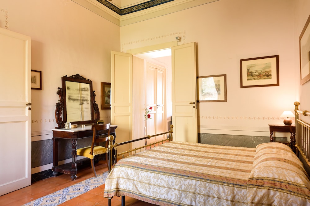 Junior Suite, 1 Queen Bed, Garden View photo 3