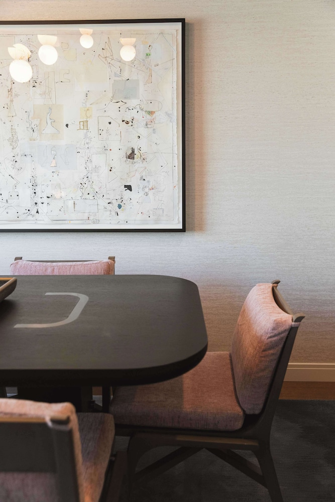 Suite (Thompson Suite with Lounge Access)