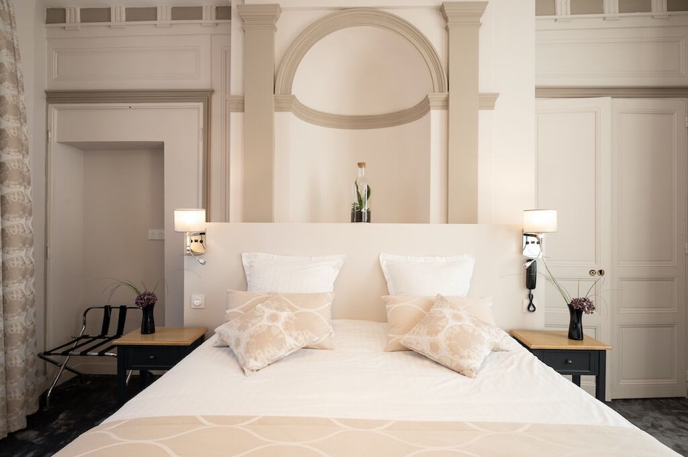 Deluxe Room - Photo 12