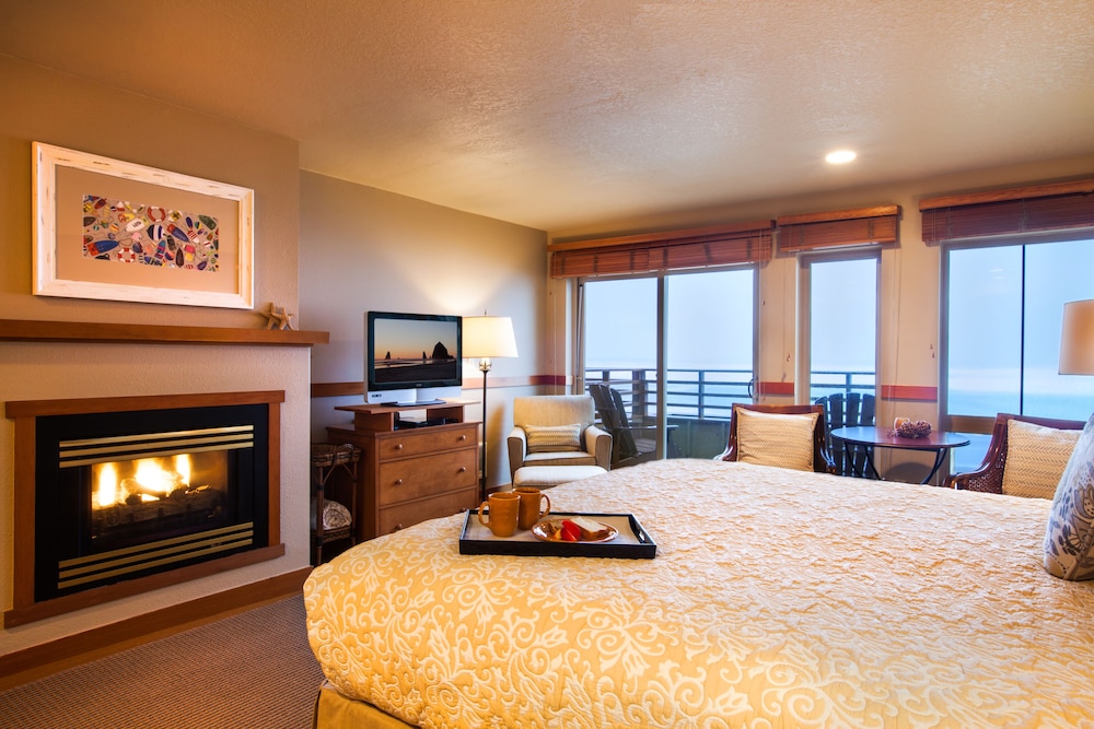 Ocean View King Studio (South Upper Level, Not Pet-Friendly)