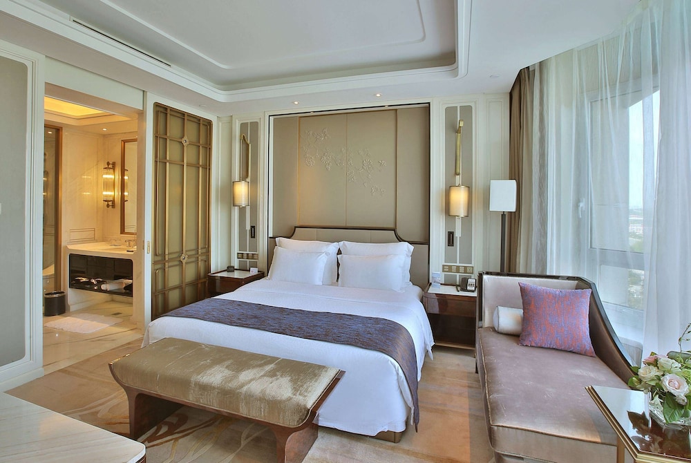Suite, 1 King Bed, Non Smoking (Elegant)