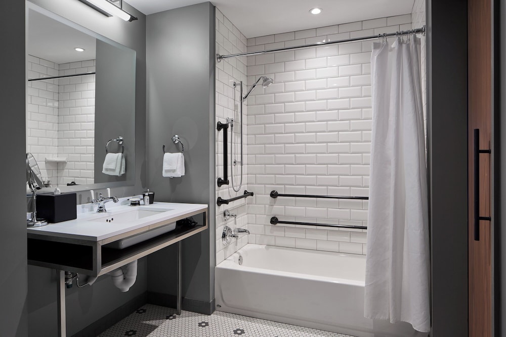 Room, 1 King Bed (Mobility Accessible, Tub)
