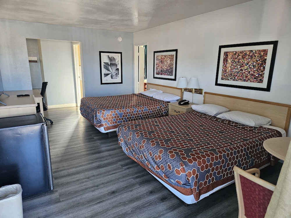 Standard Room, Multiple Beds, Non Smoking photo 1