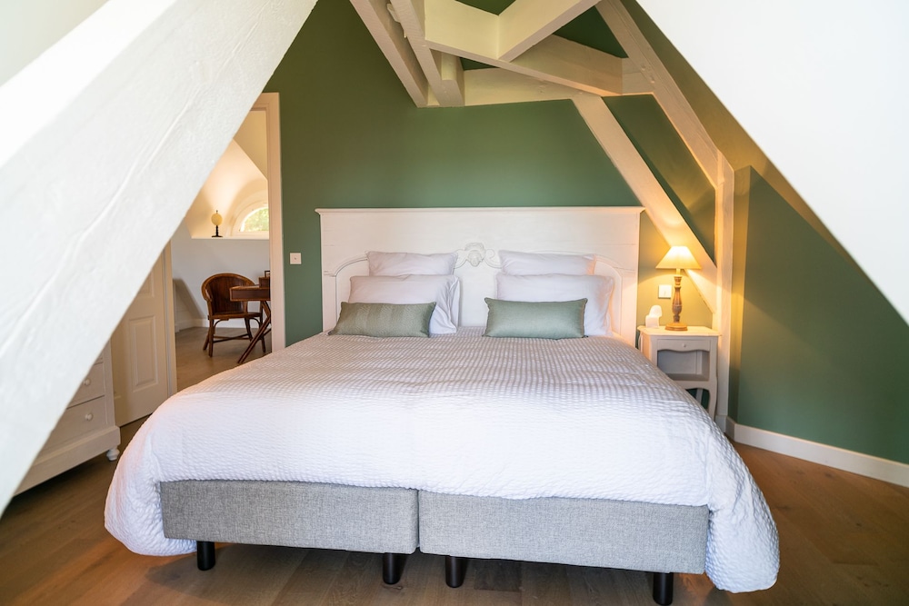 Deluxe Apartment, 1 King Bed, Balcony, Sea Facing