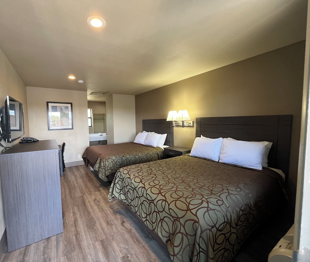 Queen with 2 Queen Beds (No Pets)