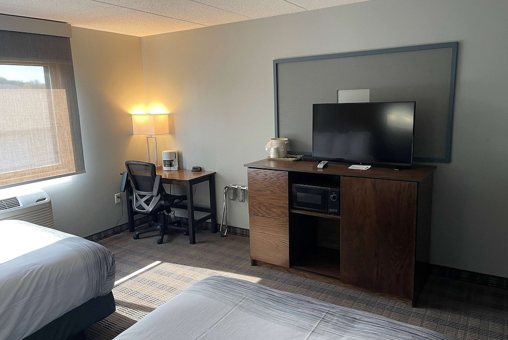 Room, 2 Double Beds, Accessible, Non Smoking (Roll-In Shower) - Photo 4