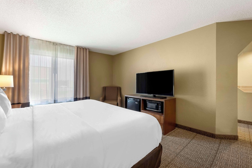Suite, 1 King Bed, Non Smoking, Hot Tub - Photo 3