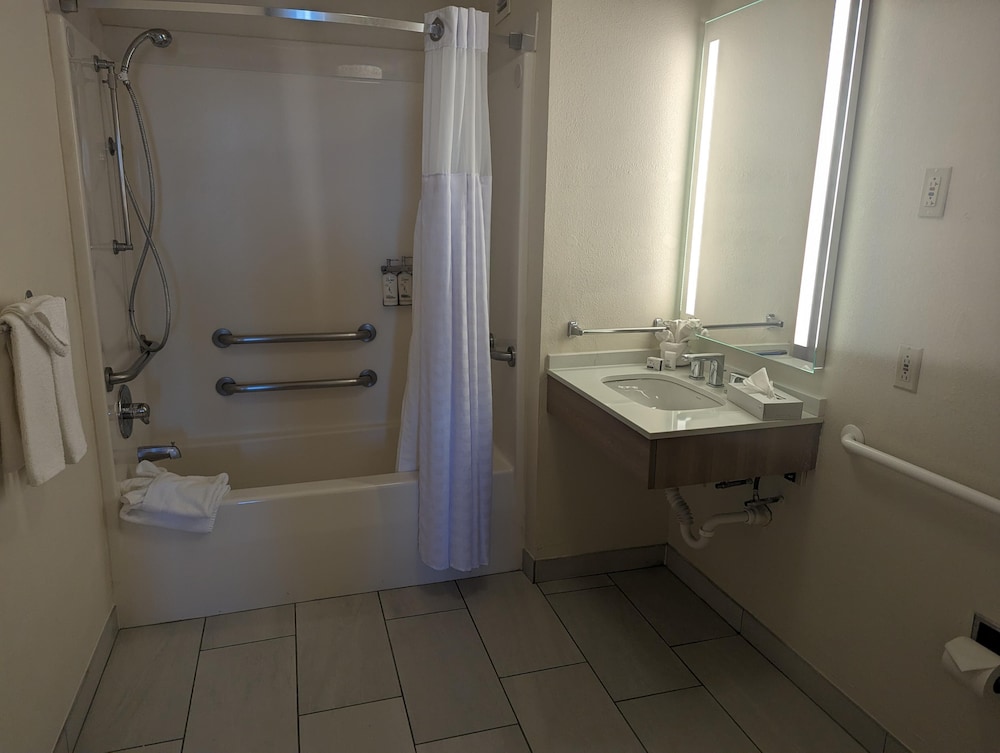 Suite, 1 King Bed, Accessible Bathtub (Communications) - Photo 7