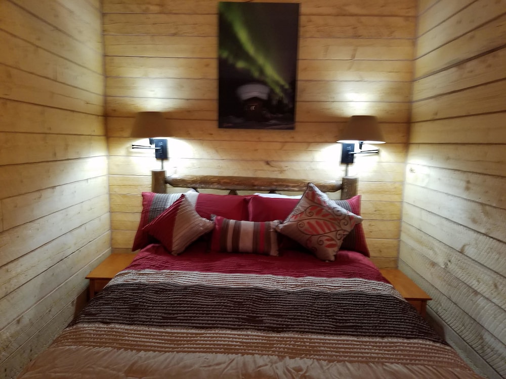 Deluxe Cabin, 2 Queen Beds, Refrigerator & Microwave