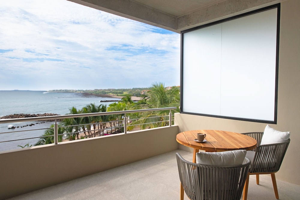 Comfort Condo, 1 Bedroom, Beach View 402