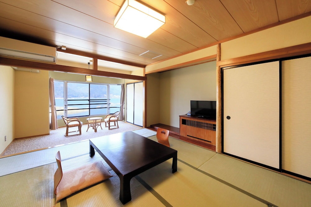 Japanese Western Twin Room, 1 Double Bed (Lake View) photo 2