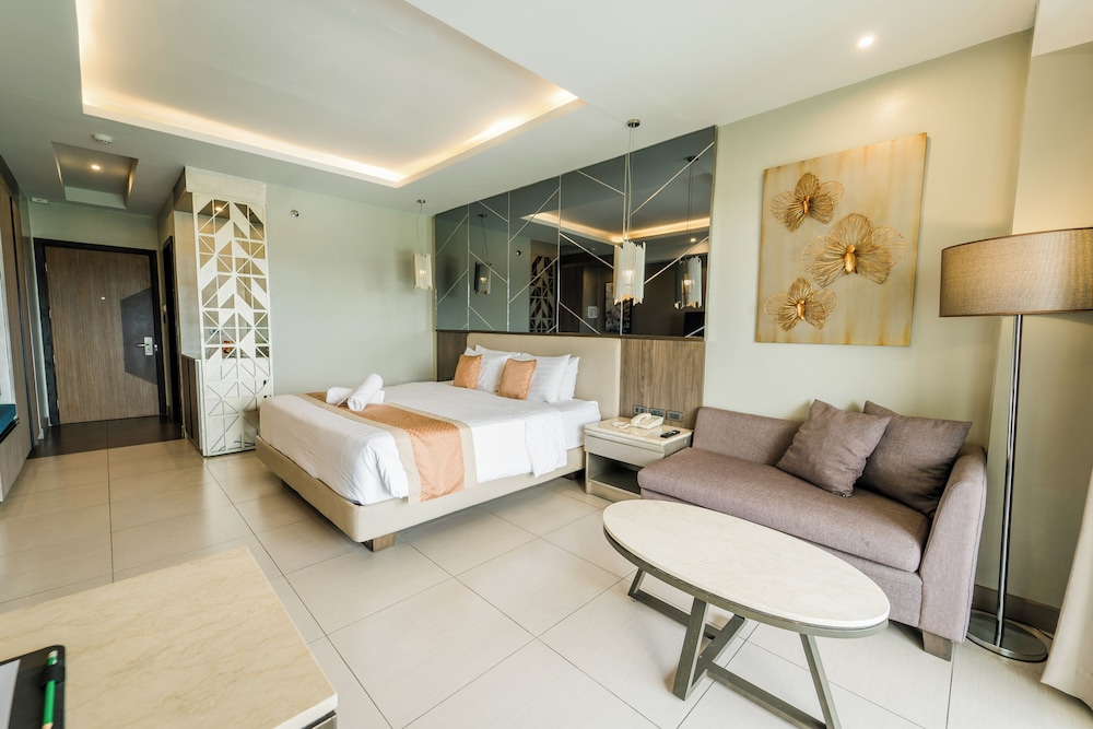 Premium Room, 1 King Bed - Photo 3