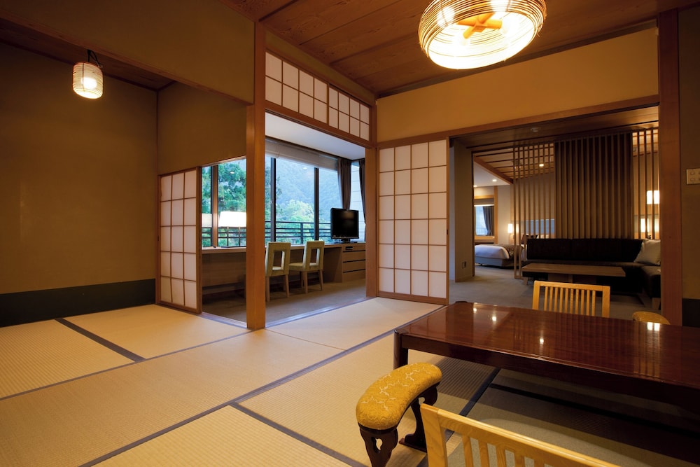 Deluxe Room, Non smoking (Japanese/Western Style, 2 bed + 6 Futon), Mountain View (99sqm) photo 2