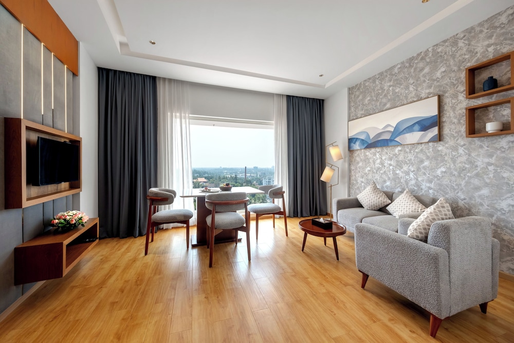 Executive Suite - Photo 2