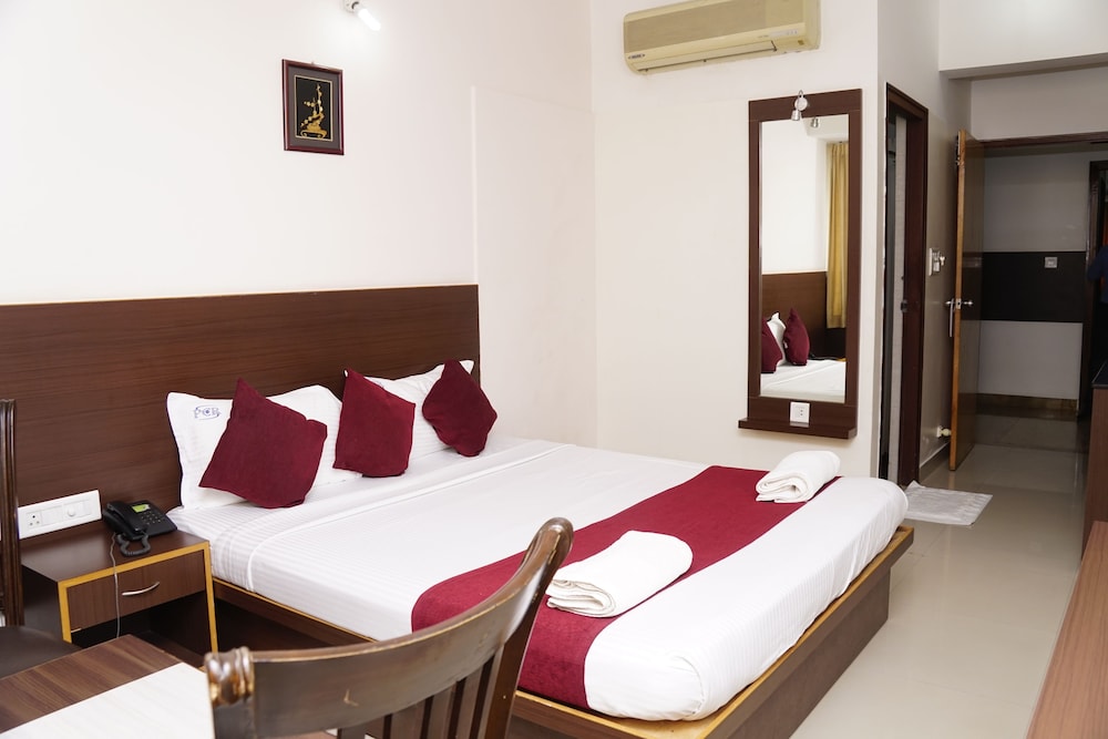 Deluxe Double Room, 1 King Bed, Accessible, Smoking photo 3