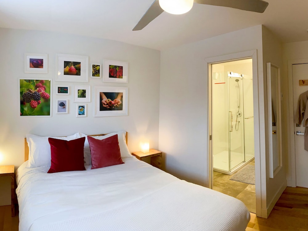 Deluxe Room, 1 Queen Bed, Ensuite photo 2
