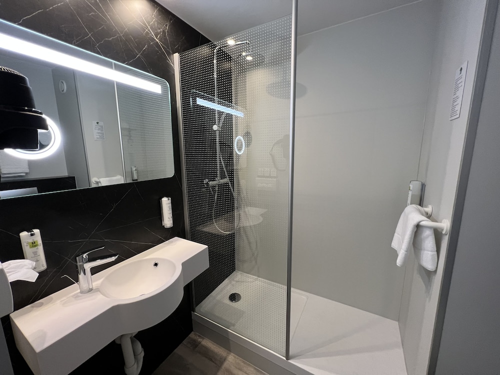 Premium Double Room - Photo 8