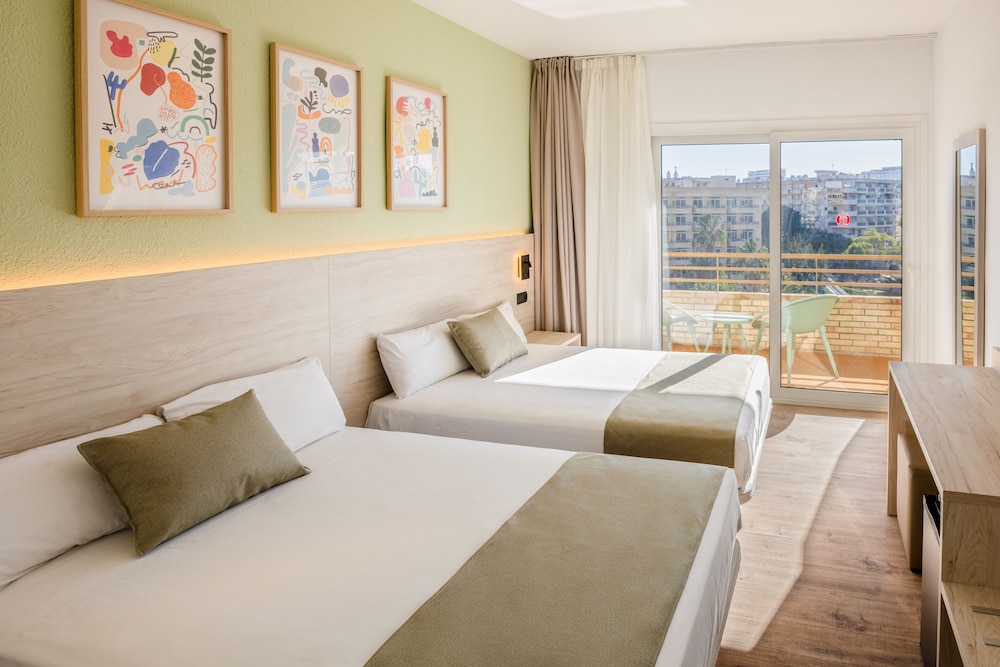Habitación Familiar, Vista a la Piscina (4 Adultos) Con Terraza