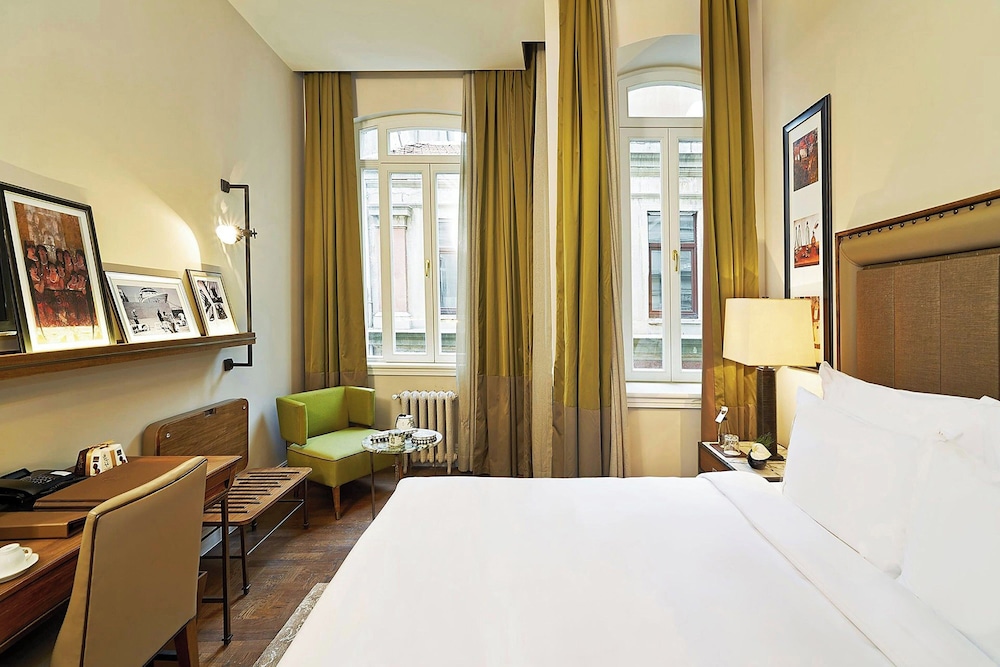 Deluxe Room, 1 King Bed, City View thumbnail 5