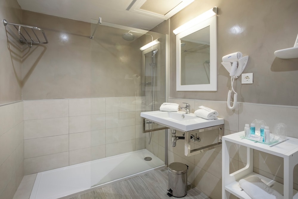 Double or Twin Room, Balcony, Sea View - Photo 14