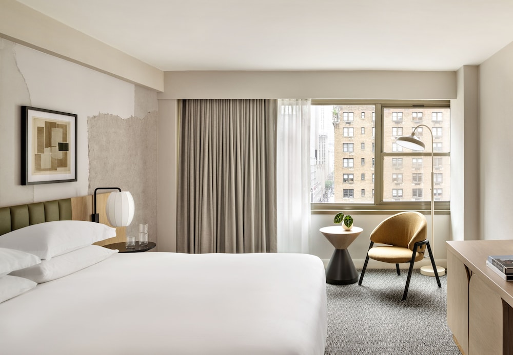 Room, 1 King Bed (Essential) thumbnail 6